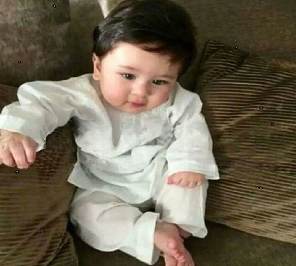 father saif ali khan wants to have the autograph of taimur ali khan