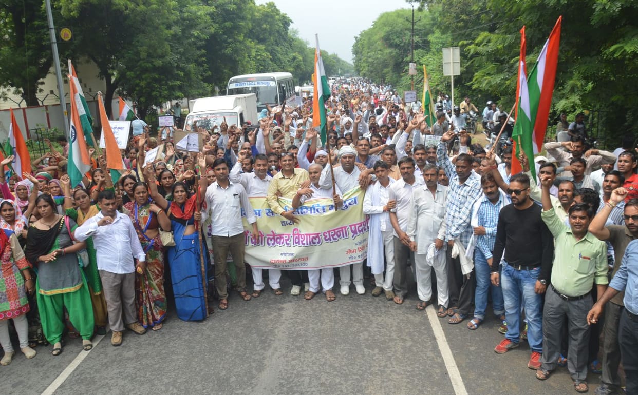 सड़क पर शिक्षामित्र, आगरा मार्ग चार घंटे ठप