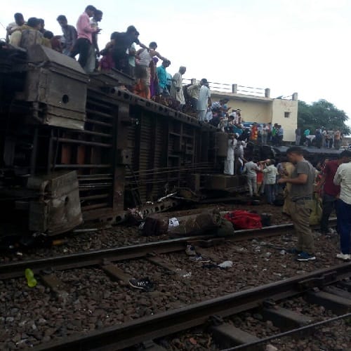 Muzaffarnagar train incident: the bogies in the house, look after it