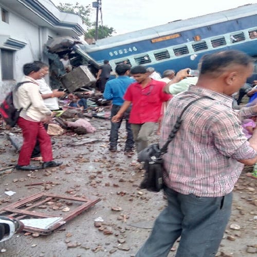 Muzaffarnagar train incident: the bogies in the house, look after it