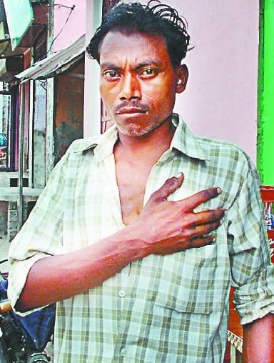 Bikers loot five thousand rupees from youth