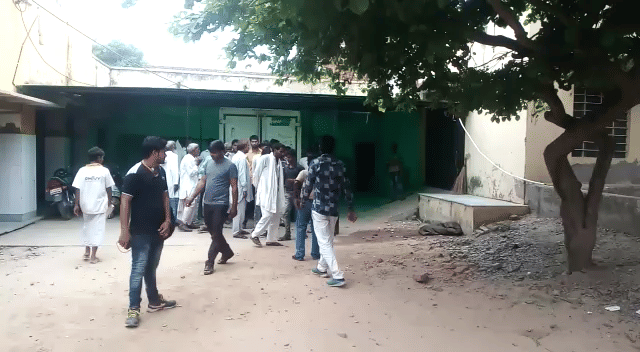 two couples who ran away from their home found dead on railway track 
