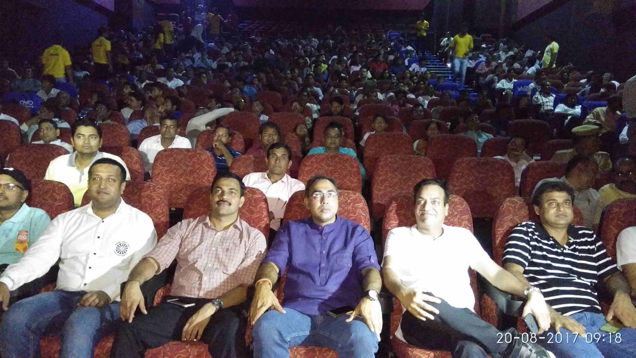 Toilet: ek prem katha... The mayor's funda, took 1500 cleaners to the movie in jaipur