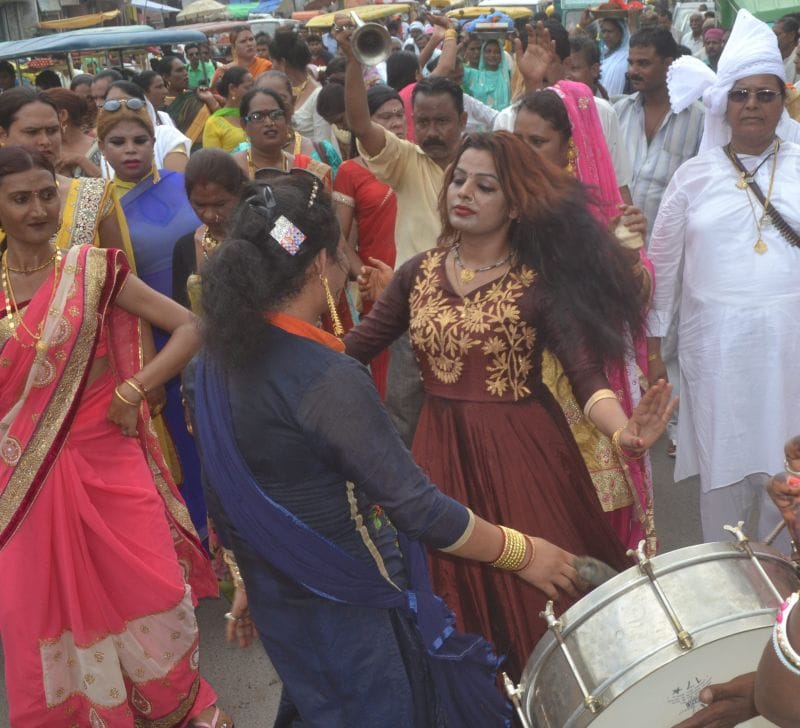 किन्नरों ने मंदिरों में पूजा कर मांगी अमन चैन की दुआ