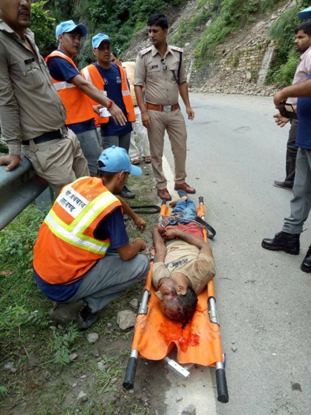 pics of road accident in uttarahand