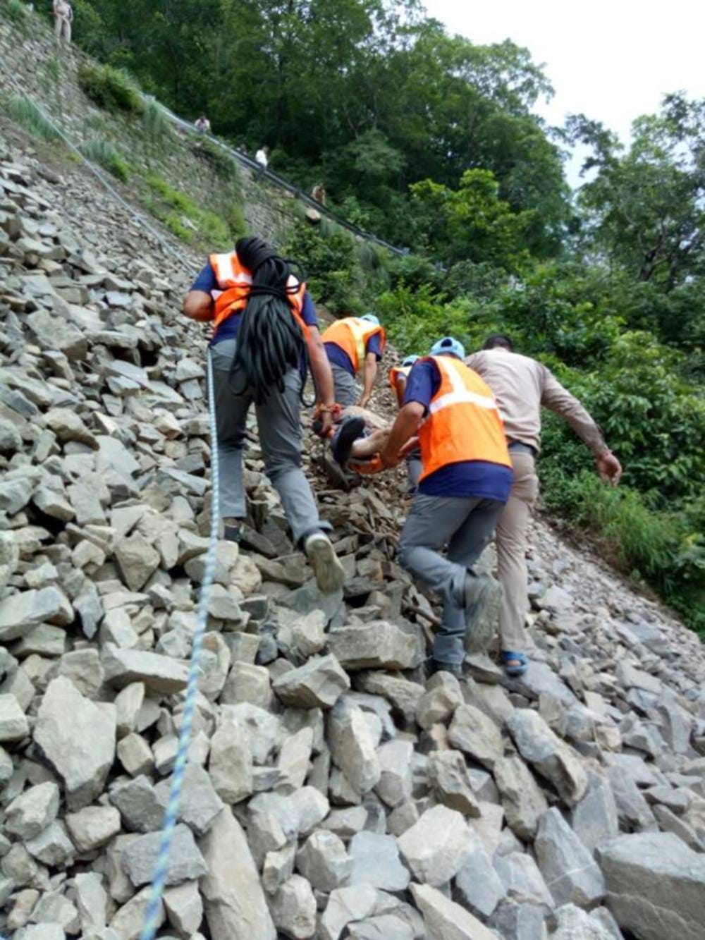 pics of road accident in uttarahand