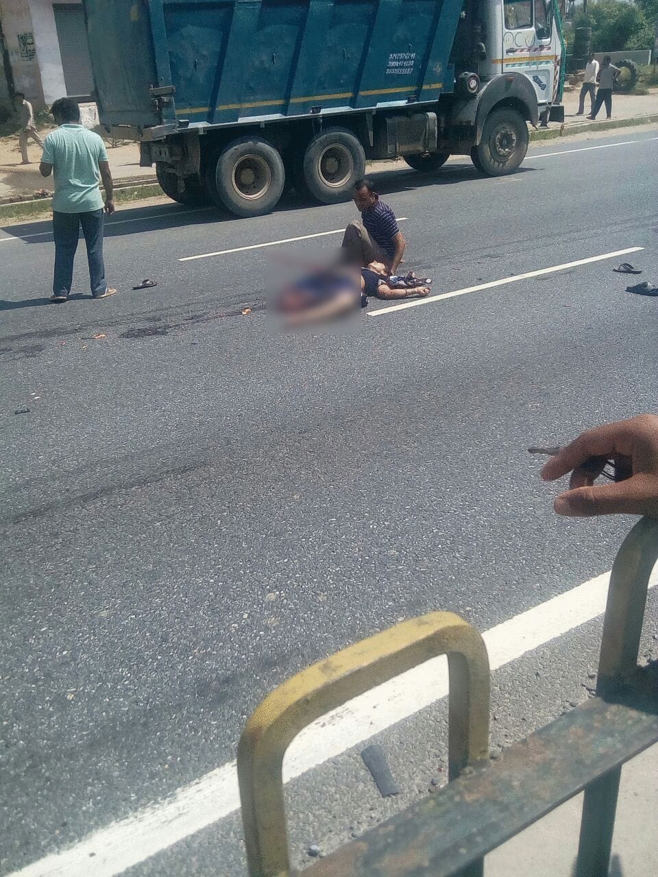 husband and wife lost their foot in a road accident in alwar 