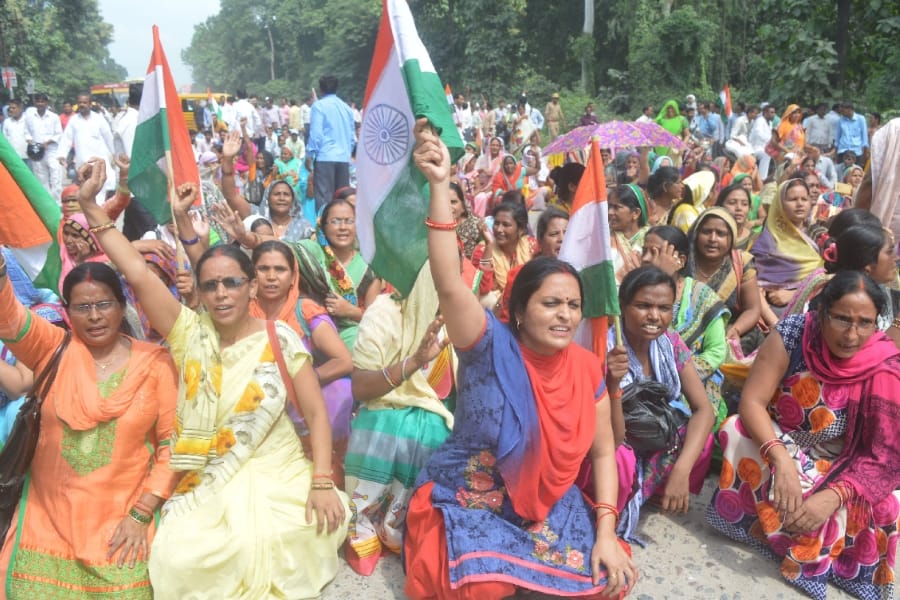 shikshamitra protest continue in Uttar Pradesh.