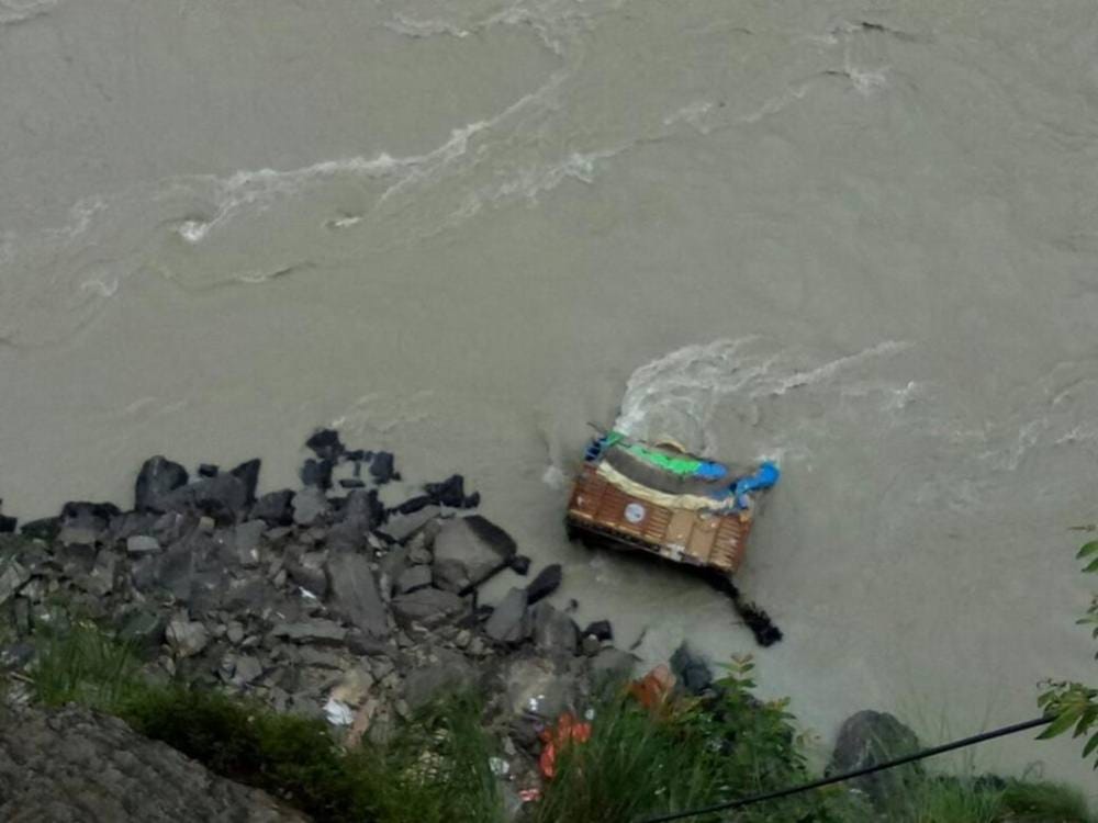 pics of road accident in uttarahand