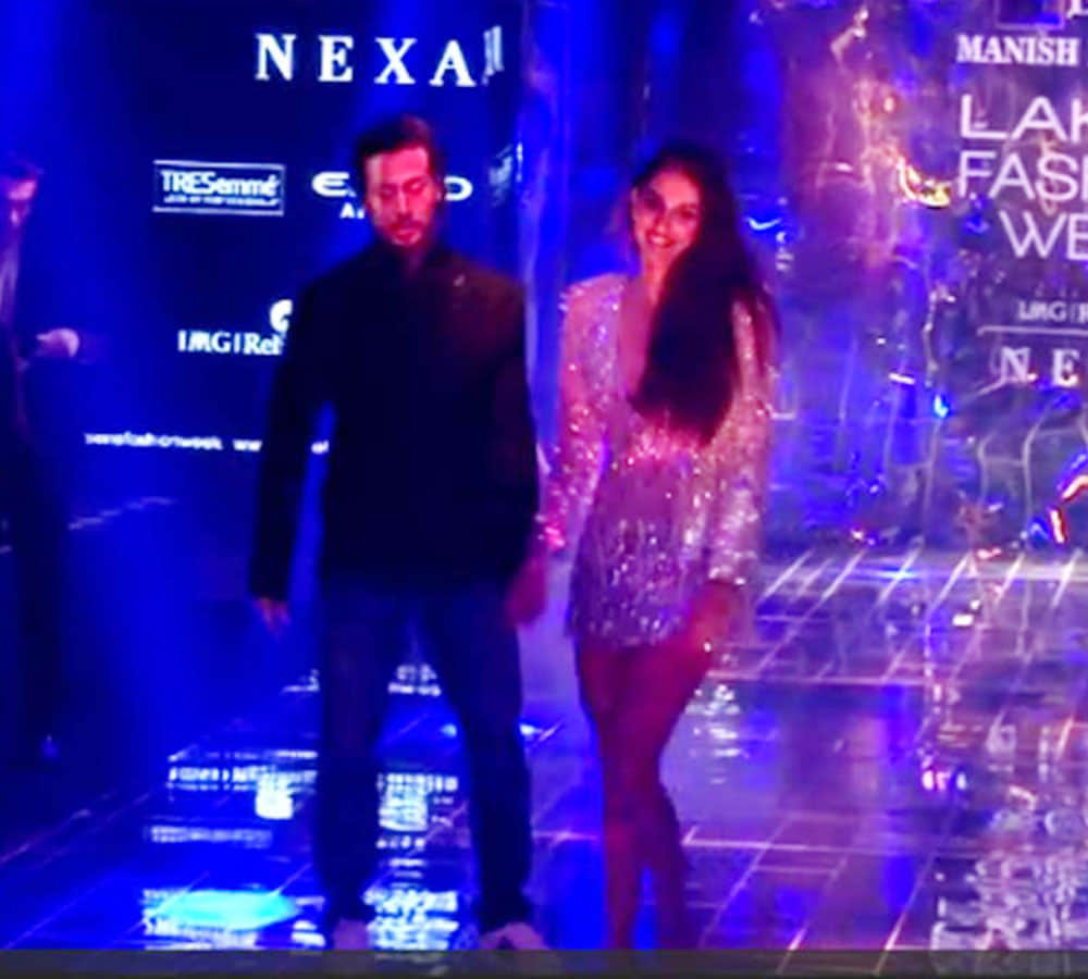 Tiger Shroff saves girlfriend Disha Patani from an embarrassing moment at lakme fashion week 17