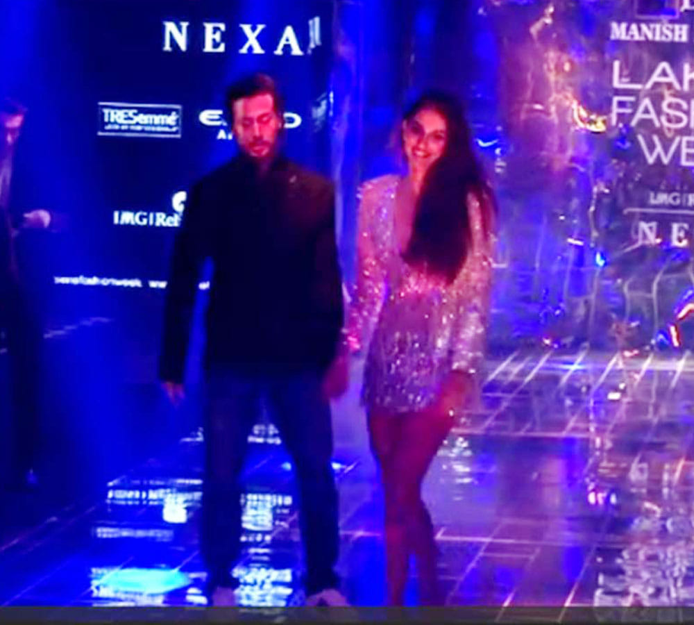 Tiger Shroff saves girlfriend Disha Patani from an embarrassing moment at lakme fashion week 17