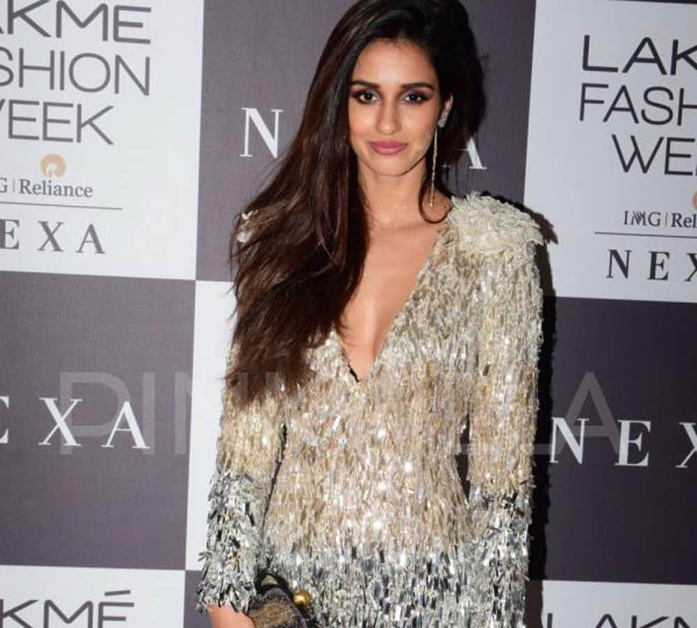 Tiger Shroff saves girlfriend Disha Patani from an embarrassing moment at lakme fashion week 17