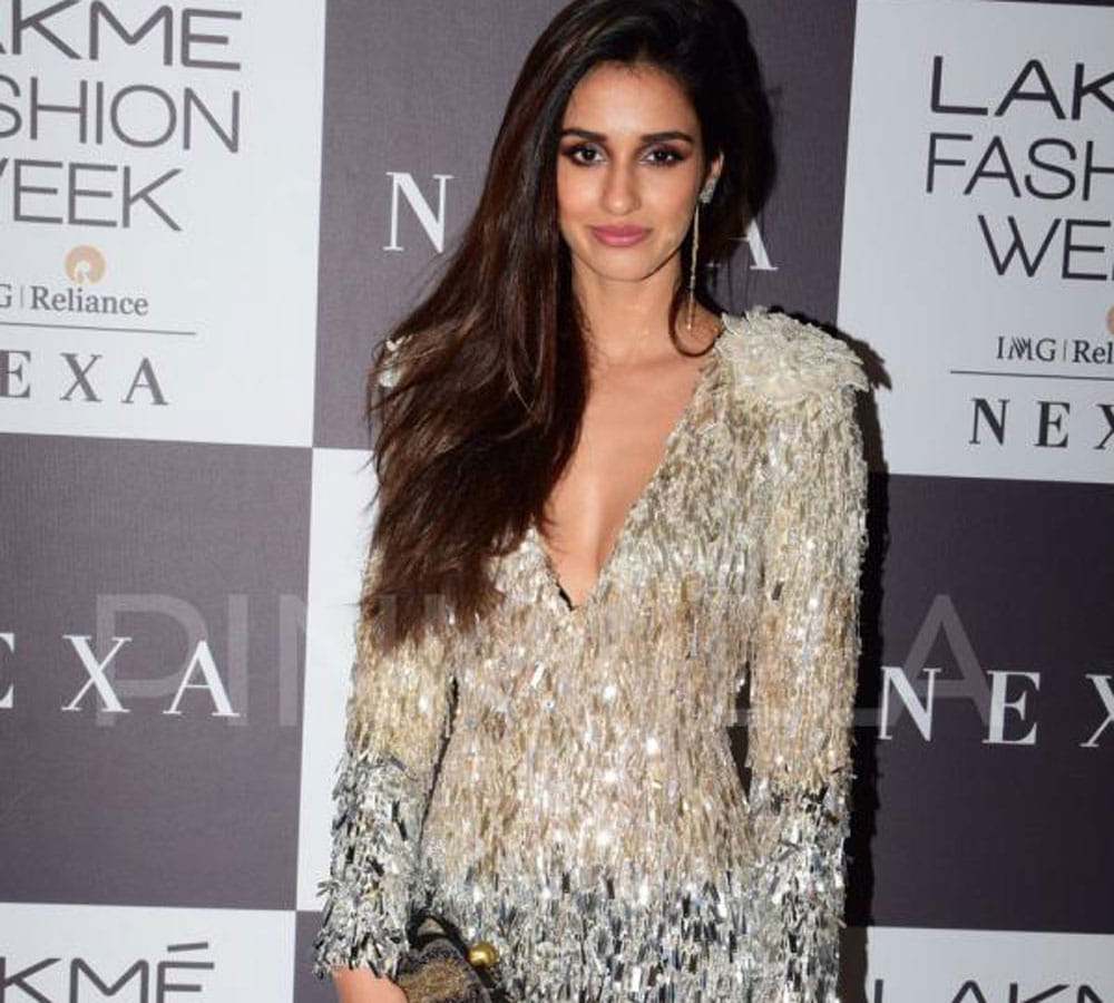 Tiger Shroff saves girlfriend Disha Patani from an embarrassing moment at lakme fashion week 17
