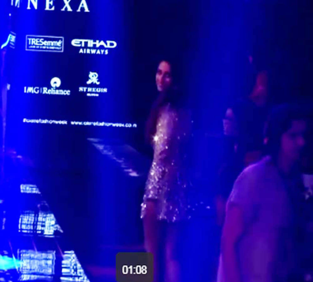 Tiger Shroff saves girlfriend Disha Patani from an embarrassing moment at lakme fashion week 17