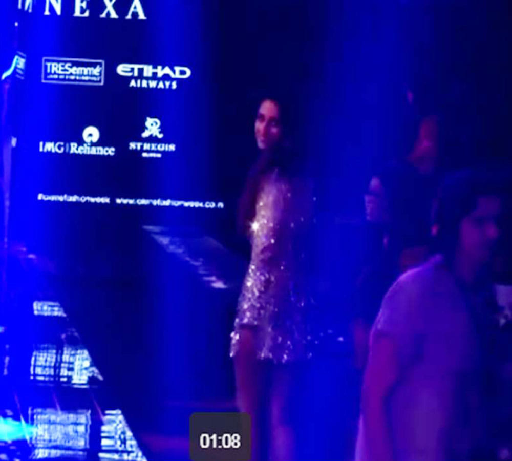 Tiger Shroff saves girlfriend Disha Patani from an embarrassing moment at lakme fashion week 17