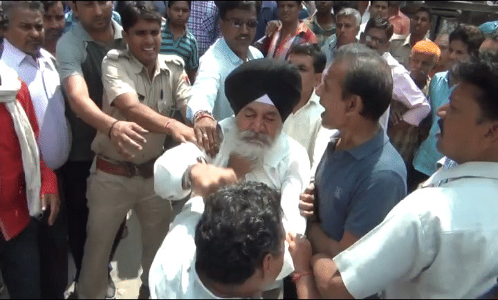 employees of municipal council badly beaten up by encroachers in alwar 
