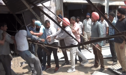 employees of municipal council badly beaten up by encroachers in alwar 