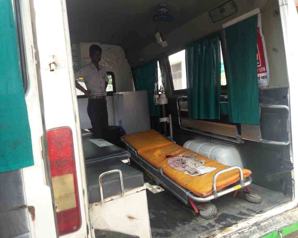 woman gave birth to child in ambulance in firozabad