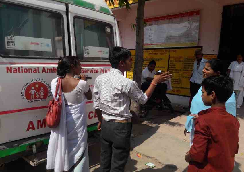 woman gave birth to child in ambulance in firozabad