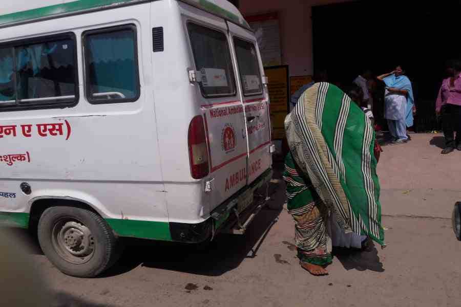 woman gave birth to child in ambulance in firozabad