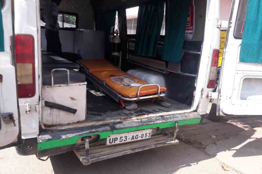 woman gave birth to child in ambulance in firozabad