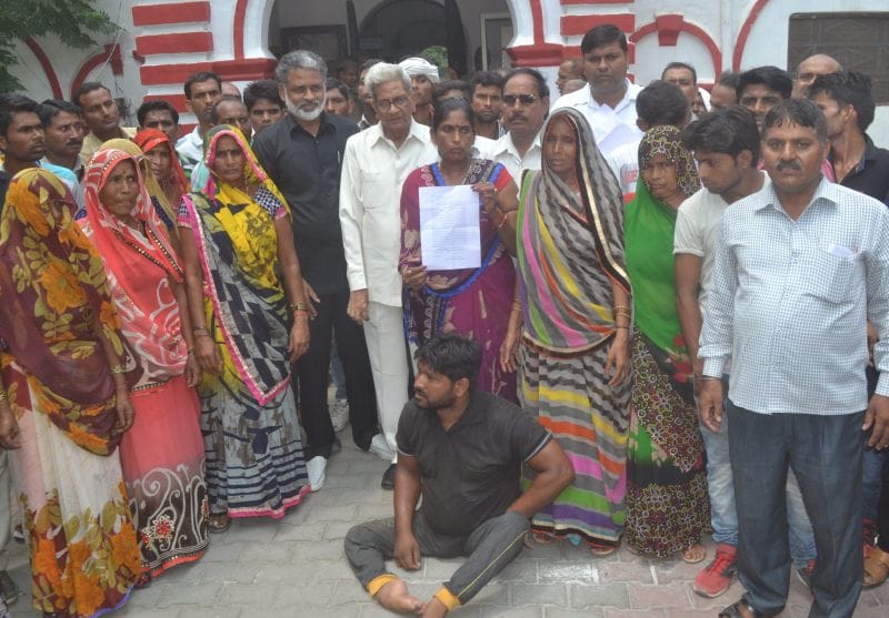 विधायक के भाई सहित अन्य लोगों पर मारपीट कर लूटपाट का आरोप