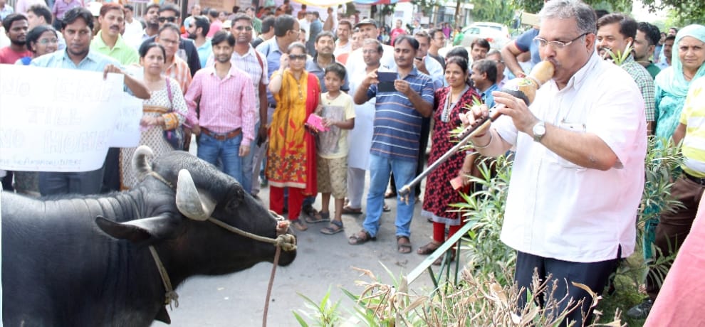 protest of buyers in noida