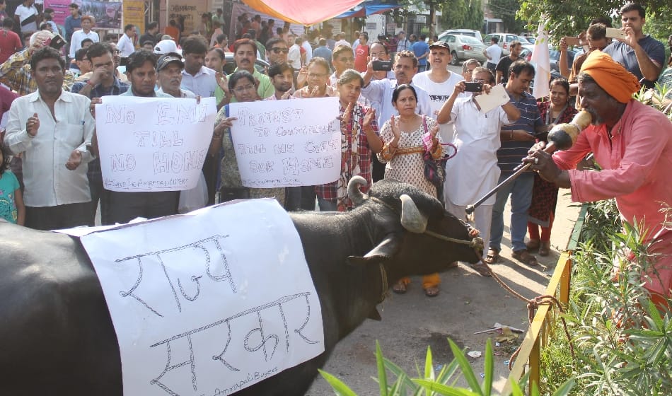 protest of buyers in noida