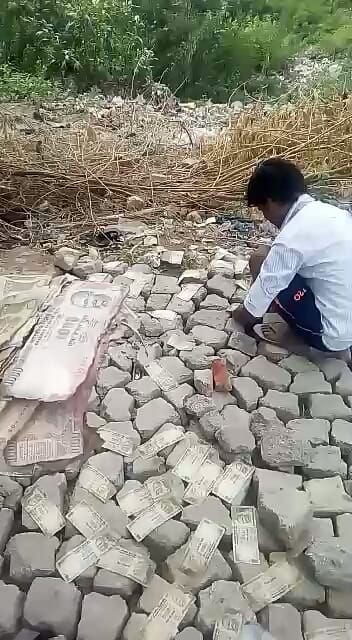 agra people found old currency notes in yamuna