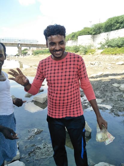 agra people found old currency notes in yamuna