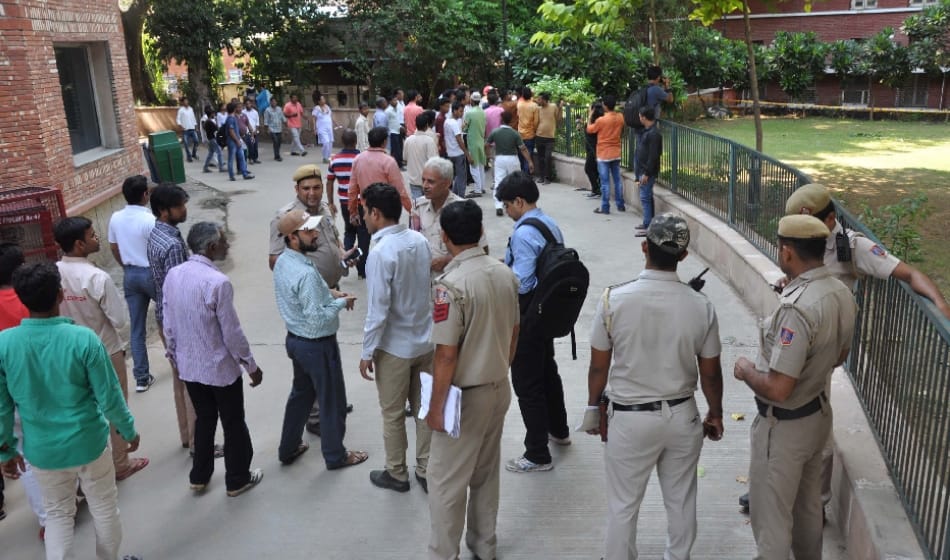 one labourer dead during cleaning of sewer because of toxic gas in lnjp hospital