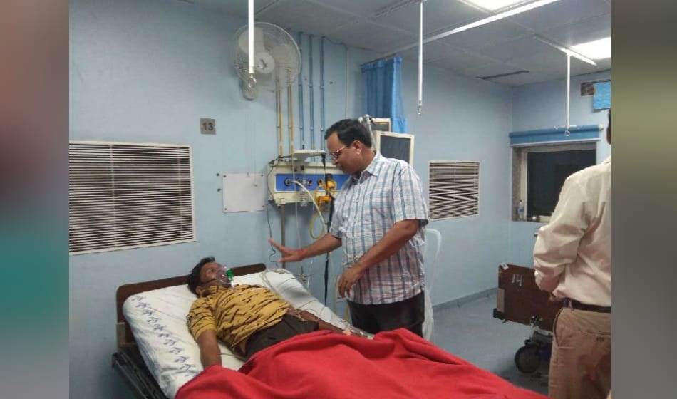 one labourer dead during cleaning of sewer because of toxic gas in lnjp hospital