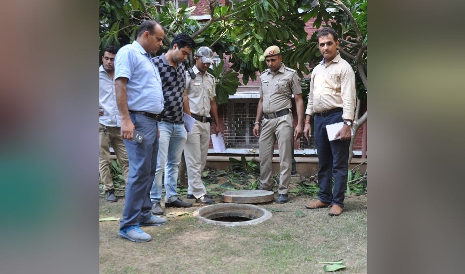 now manual cleaning of sewage is crime if sweeper dies murder case can be filed