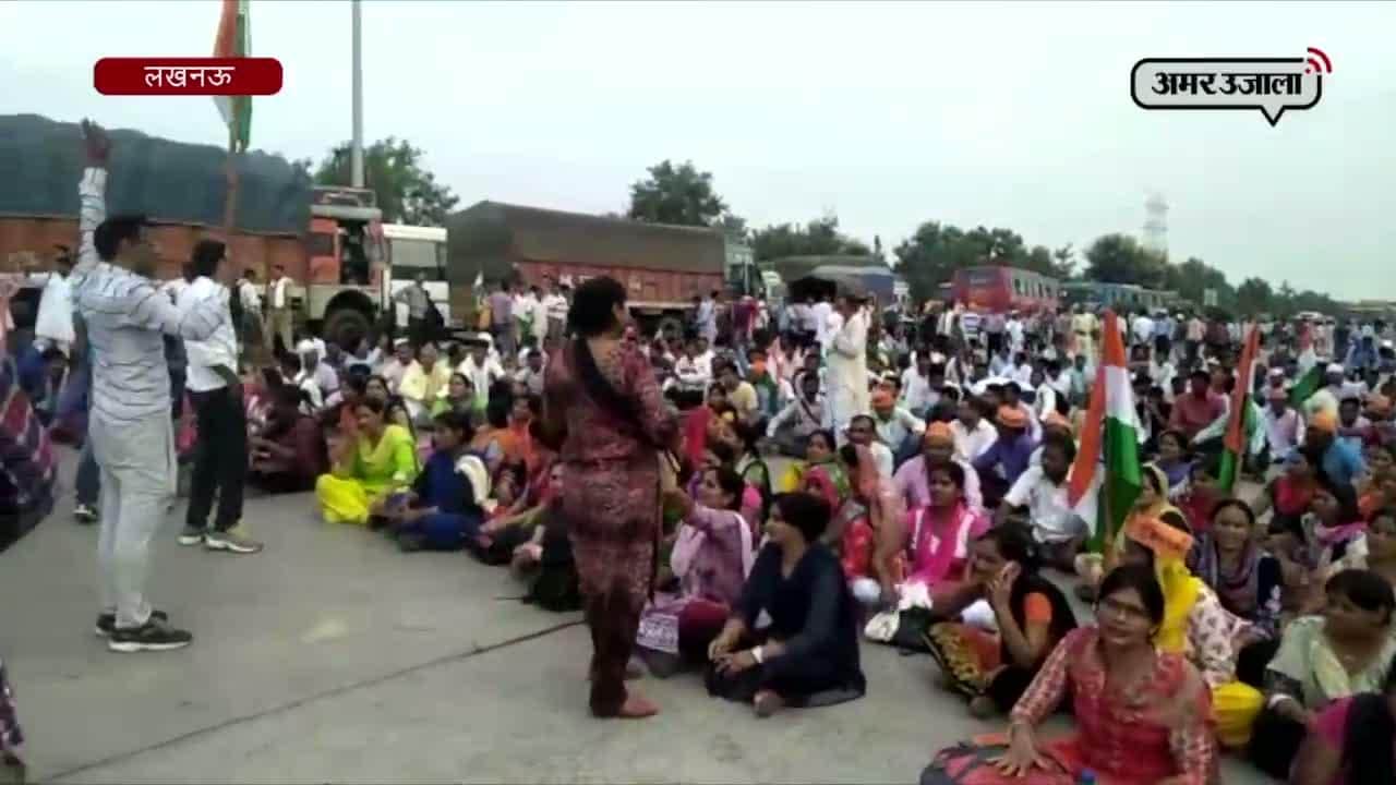 शिक्षामित्रों ने सड़क किया जाम