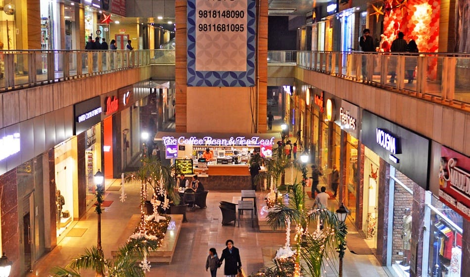 drunk people beat mall's security guard