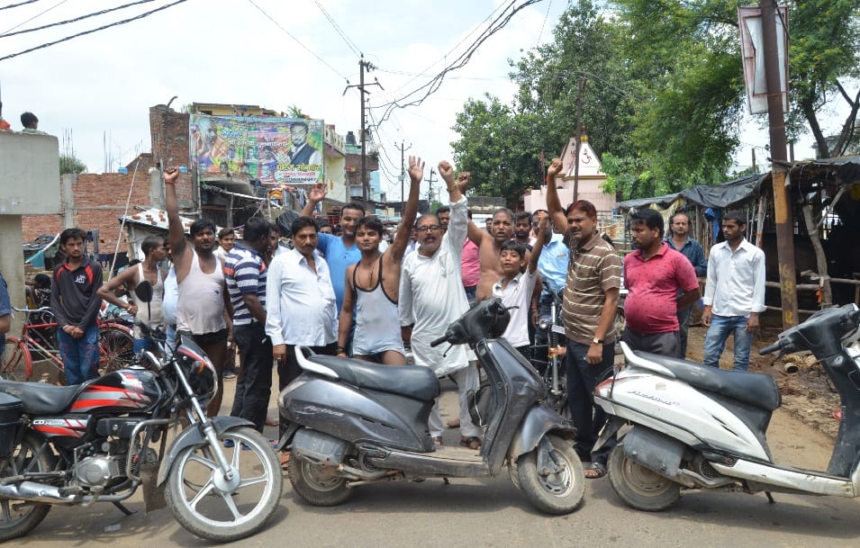  बिजली के लिए किया प्रदर्शन