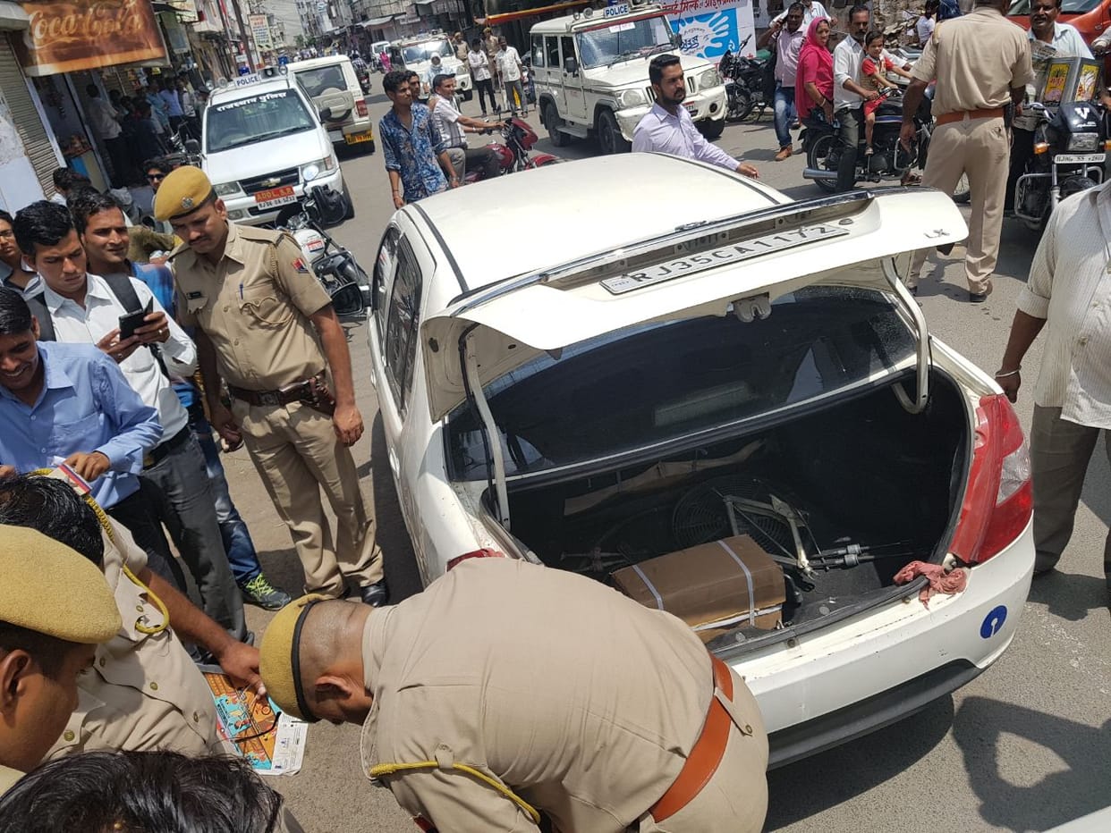 bikers stolen 57 lakh in bhilwara from the car