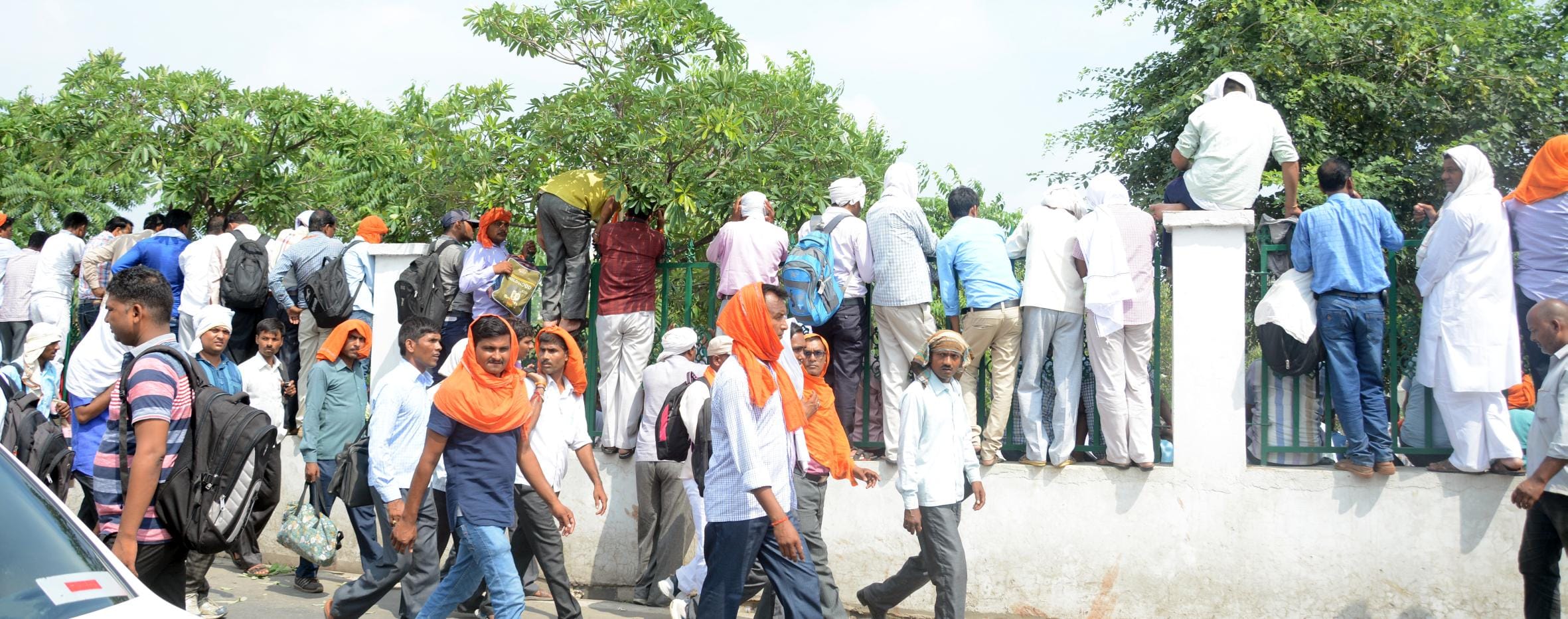 protest of sikshamitra in lucknow