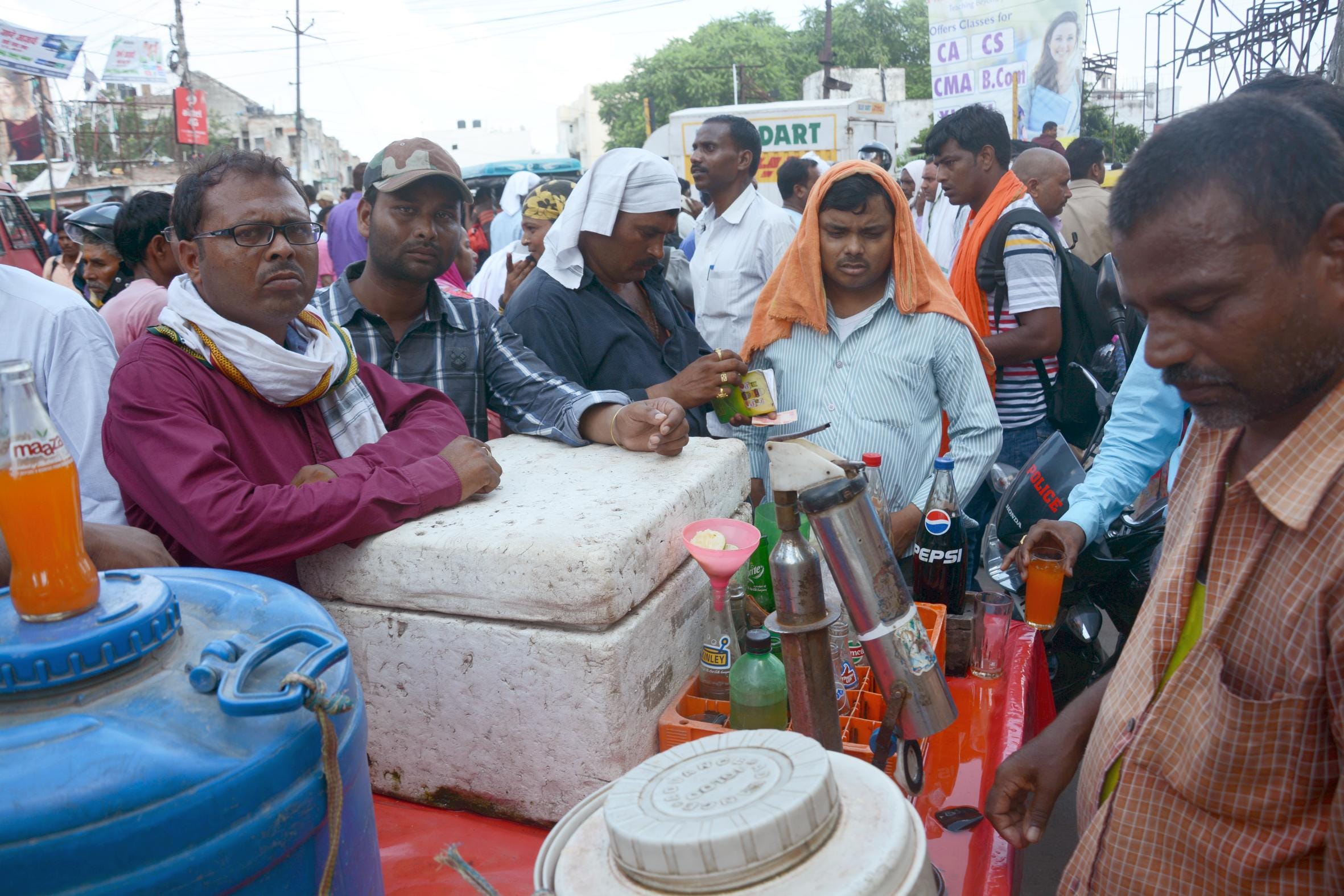 protest of sikshamitra in lucknow