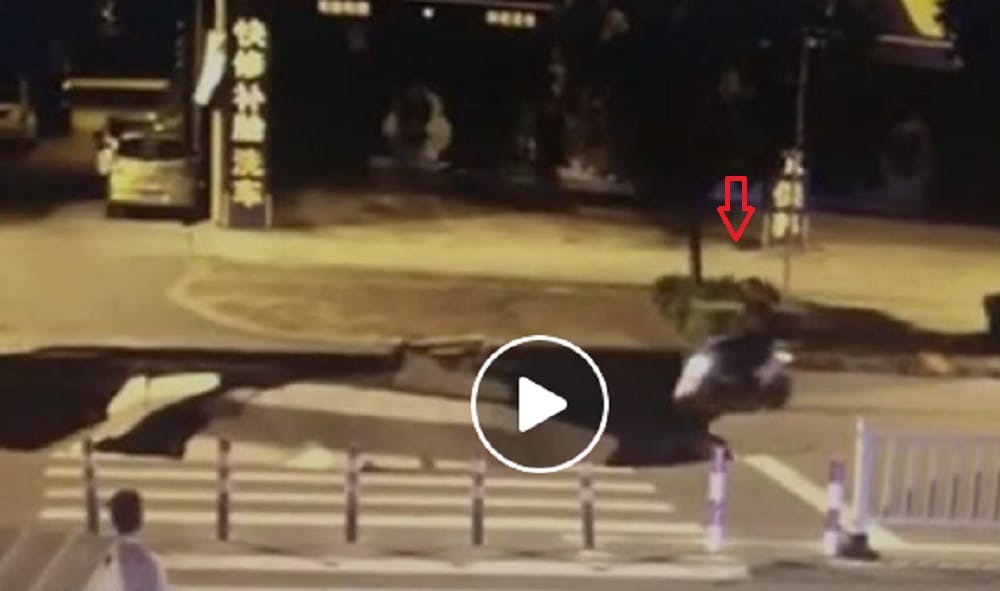 Watch how scooter fell into massive sinkhole formed suddenly 