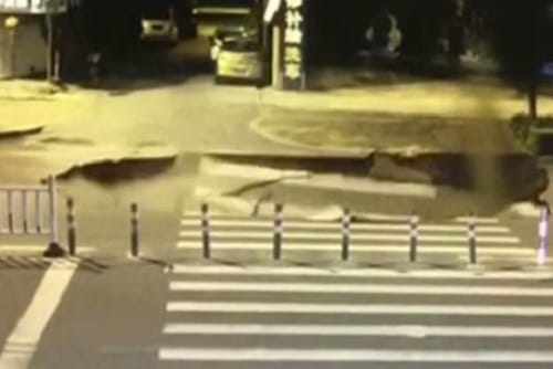 Watch how scooter fell into massive sinkhole formed suddenly 