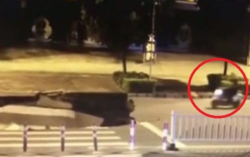 Watch how scooter fell into massive sinkhole formed suddenly 