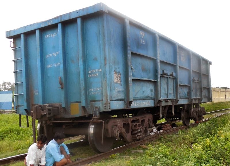 ट्रैक सही करा देर रात रवाना की गई मालगाड़ी