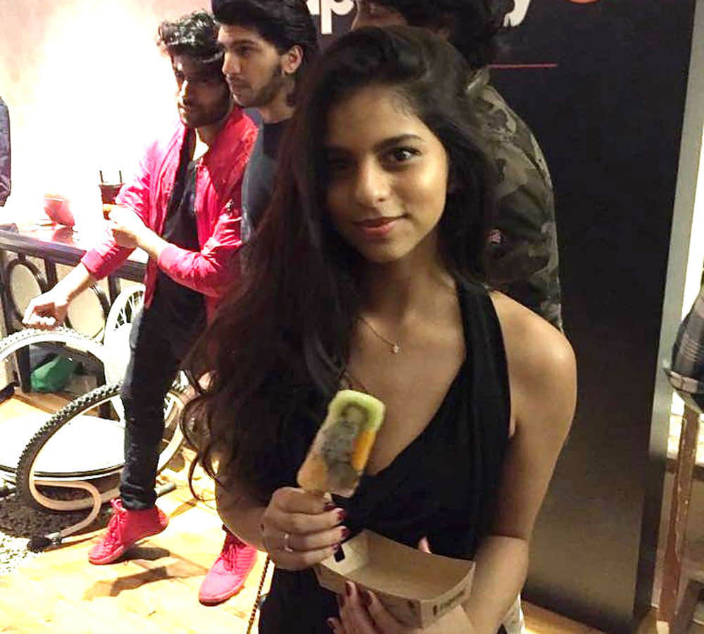 shah rukh khan daughter suhana khan bikini photo viral on social media
