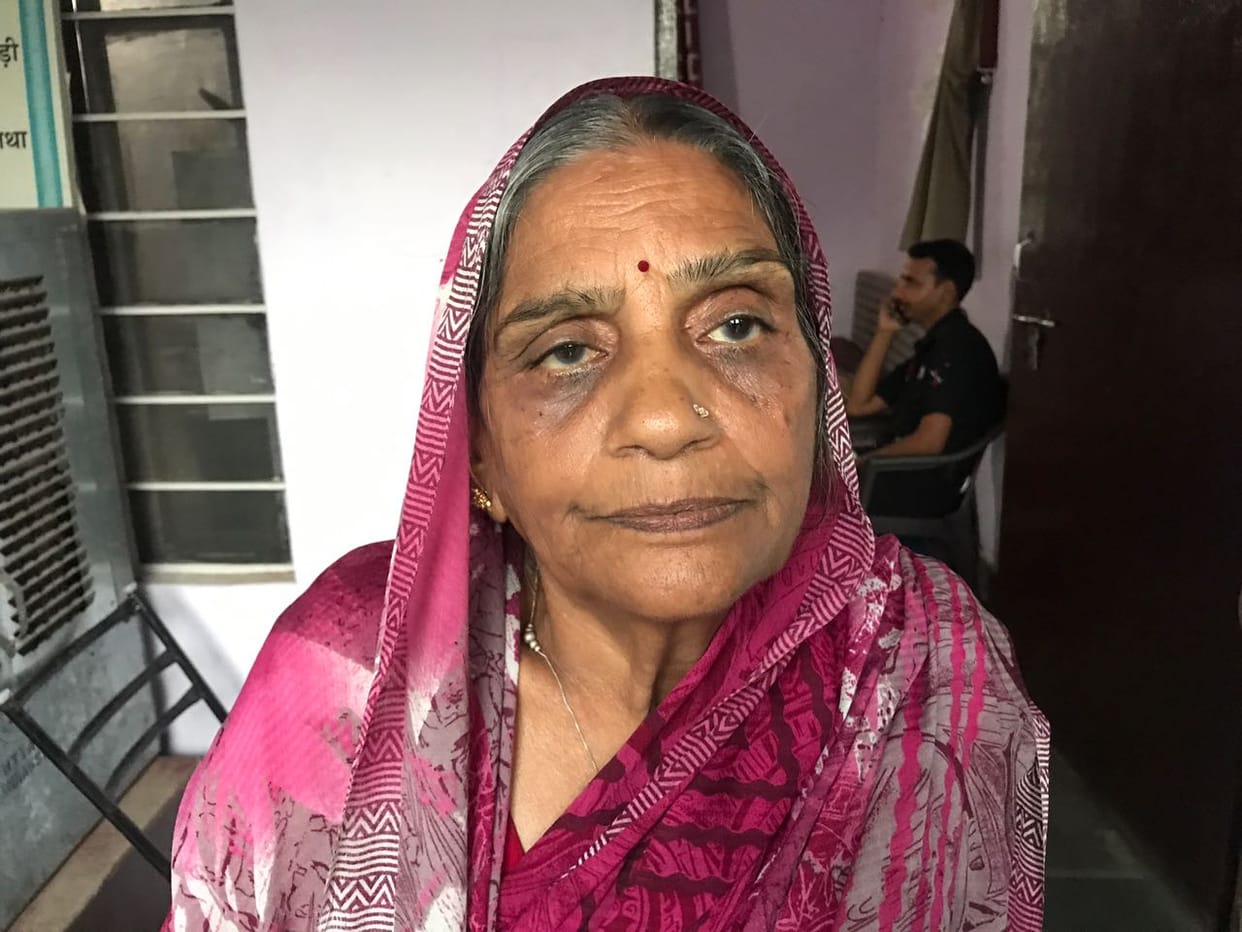 Frustrated by the tragedy of the house, framed and then took the jewels of elderly alwar