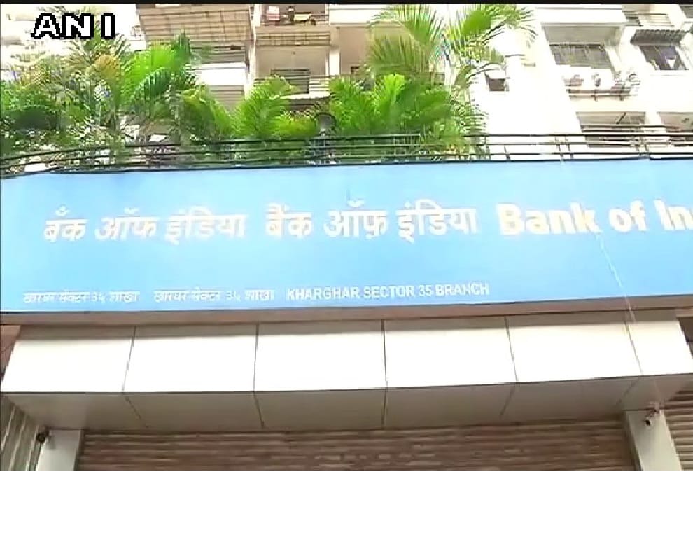 चार दिन बाद बैंक खुले, उमड़ी भीड़