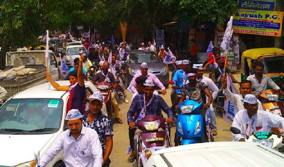 controversial poster of aam aadmi party distributed in delhi case ragistered