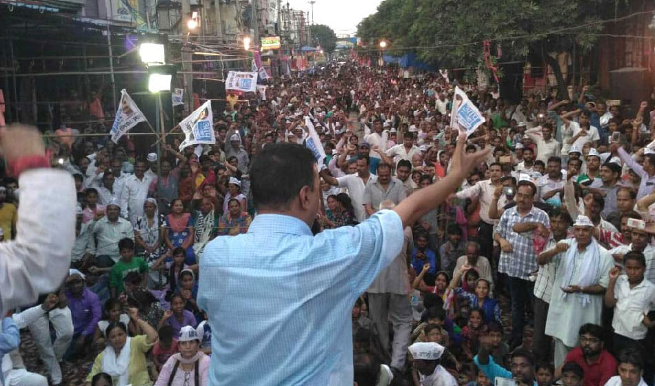 controversial poster of aam aadmi party distributed in delhi case ragistered