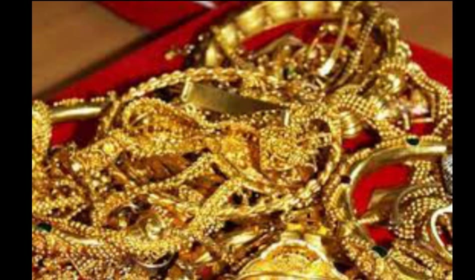  husband theft 12 gold rings from jewellery shop in gurugram