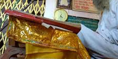 priest hook the plank with tuglak Decree in the temple 